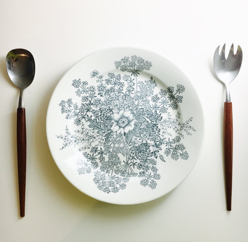 Raija Uosikkinen Vintage Arabia Finland Blauwe Bloem Keramische Plaat Genaamd Puketti Gemaakt In Finland Jaren 1960 Dineren Serveren Borden Raija Uosikkinen Vintage Arabia Finland Blauwe Bloem Keramische Plaat Genaamd Puketti Gemaakt In Finland Jaren 1960 Dineren Serveren Borden