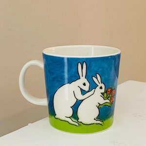 Mug vintage en céramique Arabia Finland nommé « Gardener Bunnies » conçu par Heljä Liukko-Sundström, 2008-2009, fabriqué en Finlande