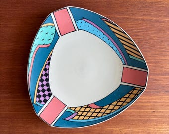 Postmodern Flash One Series dinner Service Plate, designed by Dorothy Hafner for Rosenthal studio line, 1980s, Memphis style