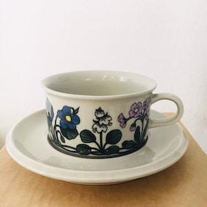 Arabia Finland tea cup named " Flora", Esteri Tomula