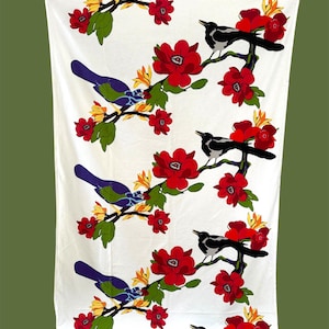 Peut inclure: Tissu blanc avec un motif répété de fleurs rouges, de feuilles vertes et d'oiseaux noir et blanc. Les oiseaux sont perchés sur des branches avec des fleurs jaunes.
