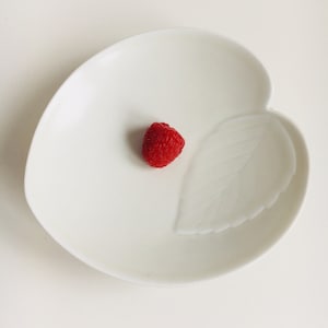 Very beautiful vintage Arabia ceramic art plate with relief leaf, 1960s, Made in Finland