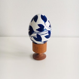 Very rare hand painted vintage Arabia Finland atelje ceramic easter egg, designed by Gunvor Olin-Grönqvist, 1960s, Made in Finland