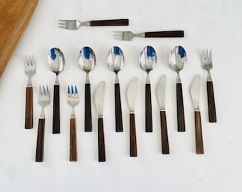 Wunderschöne modernist Vintage Palisander /Edelstahl Besteck Sets Triennale. Entworfen von Bertel Gardberg, hergestellt in Finnland 1950er