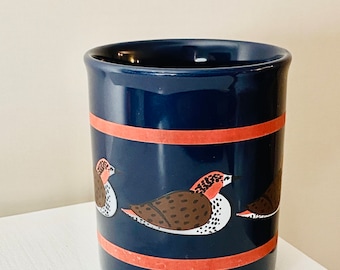 Caneca vintage rara da Marimekko com pássaros, década de 1980, fabricada pela Staffordshire Potteries na Inglaterra.