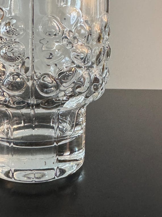 フィンランドのイッタラガラスの花瓶「レイニッキ」、デザイナー