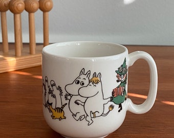 Vintage Arabia Finland Moomin children&#39;s mug “Iloinen perhe &quot; - Tove Jansson / Tove Slotte  - 1995, made in Finland