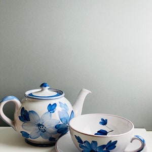Excellent Vintage Arabia Finland handpainted tea pot with tea cup set by ARA department - Made in Finland 1940s