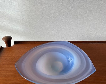 Eine signierte blaue Bänder Kunstglasschale von Hanne Dreutler Studio Ahus im Jahr 1981. Hergestellt in Schweden