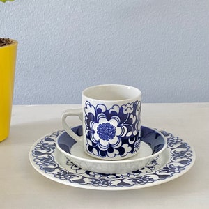 Production only one year Arabia Finland ceramic coffee cup, saucer and desert plates named &quot;Gardenia&quot; Esteri Tomula