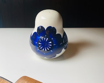 A big“ Köökki” hand painted ceramic pepper shaker by Gunvor Olin-Grönqvist, 1960s - Made in Finland