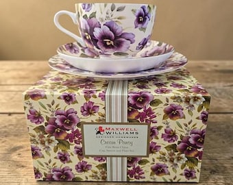 Zestaw filiżanek Maxwell & Williams Purple Pansy Cream Fine Bone China Trio w pudełku