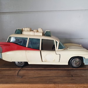 Zabytkowy samochodzik Ecto-1 Ghostbuster z 1984 roku marki Kenner - zabawka akcji w kiepskim stanie!