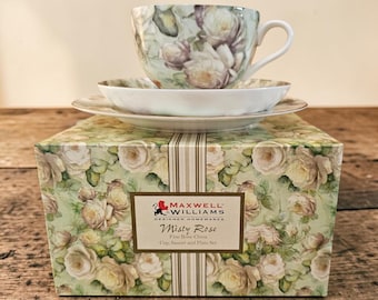 Conjunto de três peças Maxwell & Williams Misty Rose em porcelana fina, com estampa floral: xícara, pires e prato.