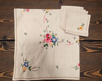 Vintage Hand Embroidered Linen Tablecloth with 4 Matching Serviettes Floral