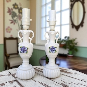 Vintage Mid Century biała, shabby chic, rustykalna, ceramiczna szkliwiona podstawa lampy x 2 Fioletowe kwiaty AA1