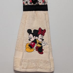 Toalla colgante con broches de Mickey y Minnie Mouse