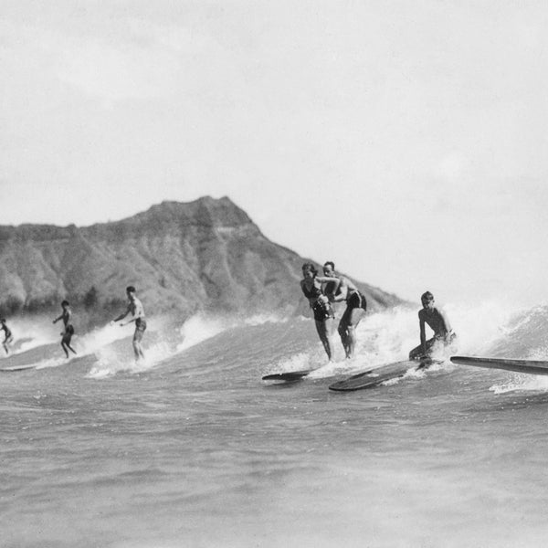Vague de fête ! Les surfeurs partagent une vague, Waikiki Oahu - impression photo noir et blanc vintage d'Hawaï