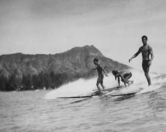 Hawaiian Surfer Posing on Waikiki Wave (Black and White Historical Photograph, Giclée Print)