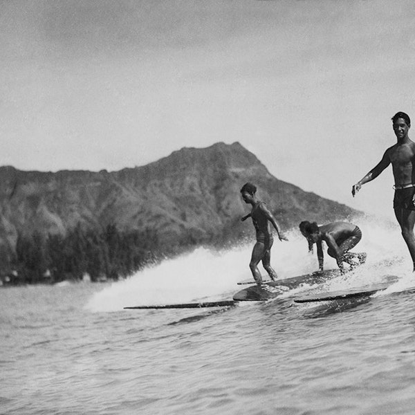 Hawaiian Surfer Posing on Waikiki Wave (Photographie historique noir et blanc, Giclée Print)