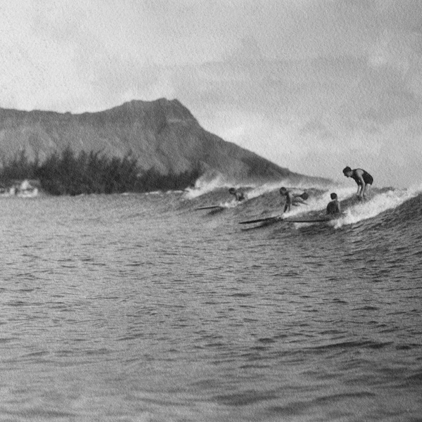 Quatre surfeurs et un passager partagent une vague, Waikiki Oahu - tirage photo noir et blanc vintage d'Hawaï