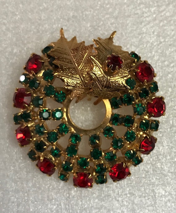 Vintage goldtone Wreath Christmas pin with rhinest