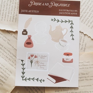 Puede incluir: Una hoja de pegatinas rectangular titulada Pride and Prejudice de Jane Austen, ilustrada por Jaclynne Anne. Incluye ilustraciones de una pluma, un tintero, un busto, una tetera, una taza de té, un tarro de mermelada, una carta y libros.