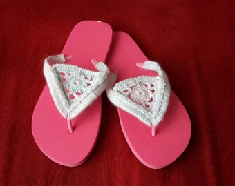 Teenslippers met gehaakte decoratie