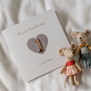 1E VERJAARDAG / gepersonaliseerde luxe EERSTE verjaardagskaart / op maat gemaakte Rose Gold Heart / babymeisje / EEN / 1