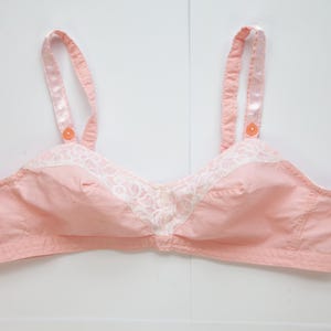 S 40s/50s Retro Pink cotton bullet cups bra with white lace, adjustable straps with buttons, wide elastic band under the bust for support