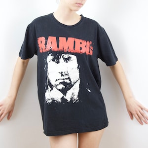 L Large Original Rambo 1985 T-Shirt Vintage Film Silvester Stallone portret schwarzes Kurzarm-Baumwoll-T-Shirt, schwarz-weißer Druck mit rotem Titel-Shirt