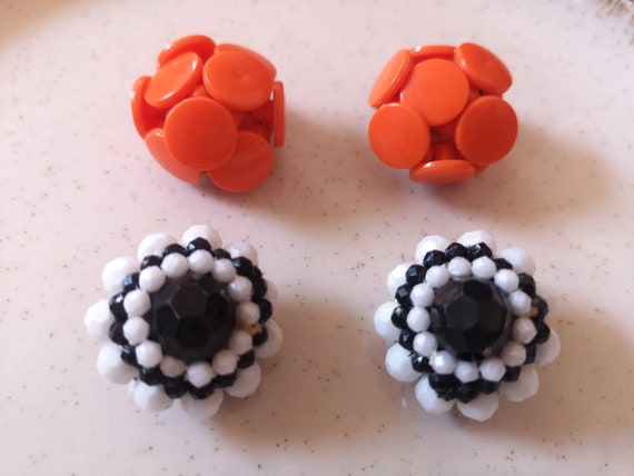 60s FLOWER 3D Set of 2 Plastic Stud Earrings Black/white & 