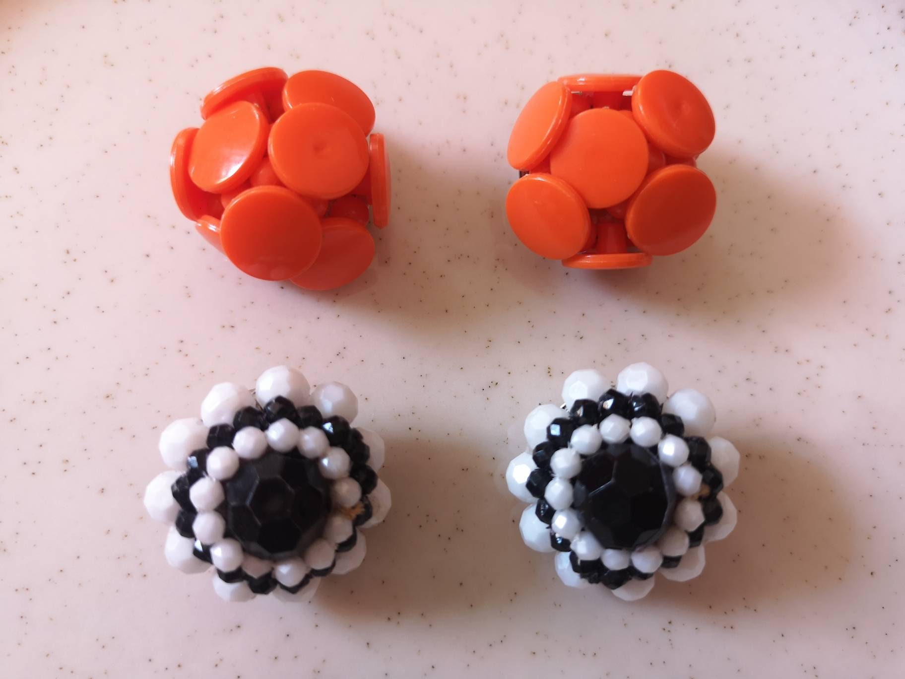 60s FLOWER 3D Set of 2 Plastic Stud Earrings Black/white & 