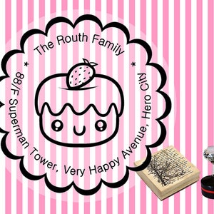 Spersonalizowany stempel gumowy STRAWBERRY CUPCAKE, mocowany na drewnie lub samotuszujący, na adres zwrotny, logo sklepu z zaproszeniami ślubnymi