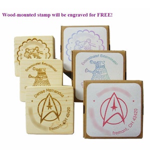 K&ouml;nnte beinhalten: Vier Holzstempel mit verschiedenen Designs. Der oberste Stempel zeigt einen blauen und violetten Au&szlig;erirdischen mit dem Text "Exterminate! Exterminate!" Der zweite Stempel zeigt einen schwarz-wei&szlig;en Au&szlig;erirdischen mit dem Text "Exterminate! Exterminate!" Der dritte Stempel zeigt ein rot-wei&szlig;es Starfleet-Logo mit dem Text "Denise Hernandez Fremont, OH 43420". Der vierte Stempel zeigt ein rot-wei&szlig;es Starfleet-Logo mit dem Text "fremont, OH 43420".