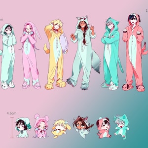 May include: Illustration of seven characters wearing animal-themed onesie pajamas. The pajamas are in various colors, including mint green, pink, yellow, and blue. The characters are standing, with a height of 125mm. There are also smaller versions of the characters, with a height of 4.6cm.