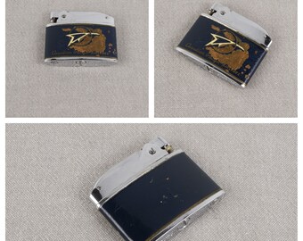 Gollden Bell社 米国製のライターです。 ヴィンテージゴールデンベルライター、フラット広告ライター、ガソリンライター、自動ライター、ヴィンテージライター、ポケットライター、トーチライター