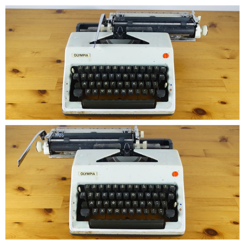 Puede incluir: Dos m&aacute;quinas de escribir Olympia vintage blancas con teclas negras y una palanca de retorno de carro negra. Las m&aacute;quinas de escribir est&aacute;n sobre una superficie de madera.