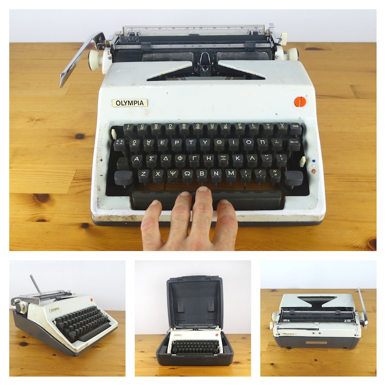 Puede incluir: Una m&aacute;quina de escribir Olympia blanca con un teclado negro y un bot&oacute;n rojo. La m&aacute;quina de escribir est&aacute; abierta y las teclas son visibles. La m&aacute;quina de escribir est&aacute; sentada sobre una superficie de madera.