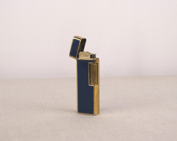can you fly with cigarettes in your carry on Are you a smoker? Here's our advice if you're brining vapes on the plane:  They are allowed in carry-on bags only. The FAA prohibits these items in  checked bags. You can find