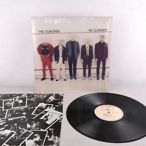 Può includere: Un set di tre tazze in ceramica con finitura opaca e macchiettata. Le tazze sono nei toni del crema, grigio chiaro e grigio scuro. Ogni tazza ha un design semplice e minimalista.