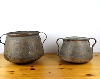 Conjunto de dos, grandes calderos de cobre antiguos, olla de cobre antigua, caldero de brujas, caldero de hechizos de brujas, caldero pagano, olla alter de brujas