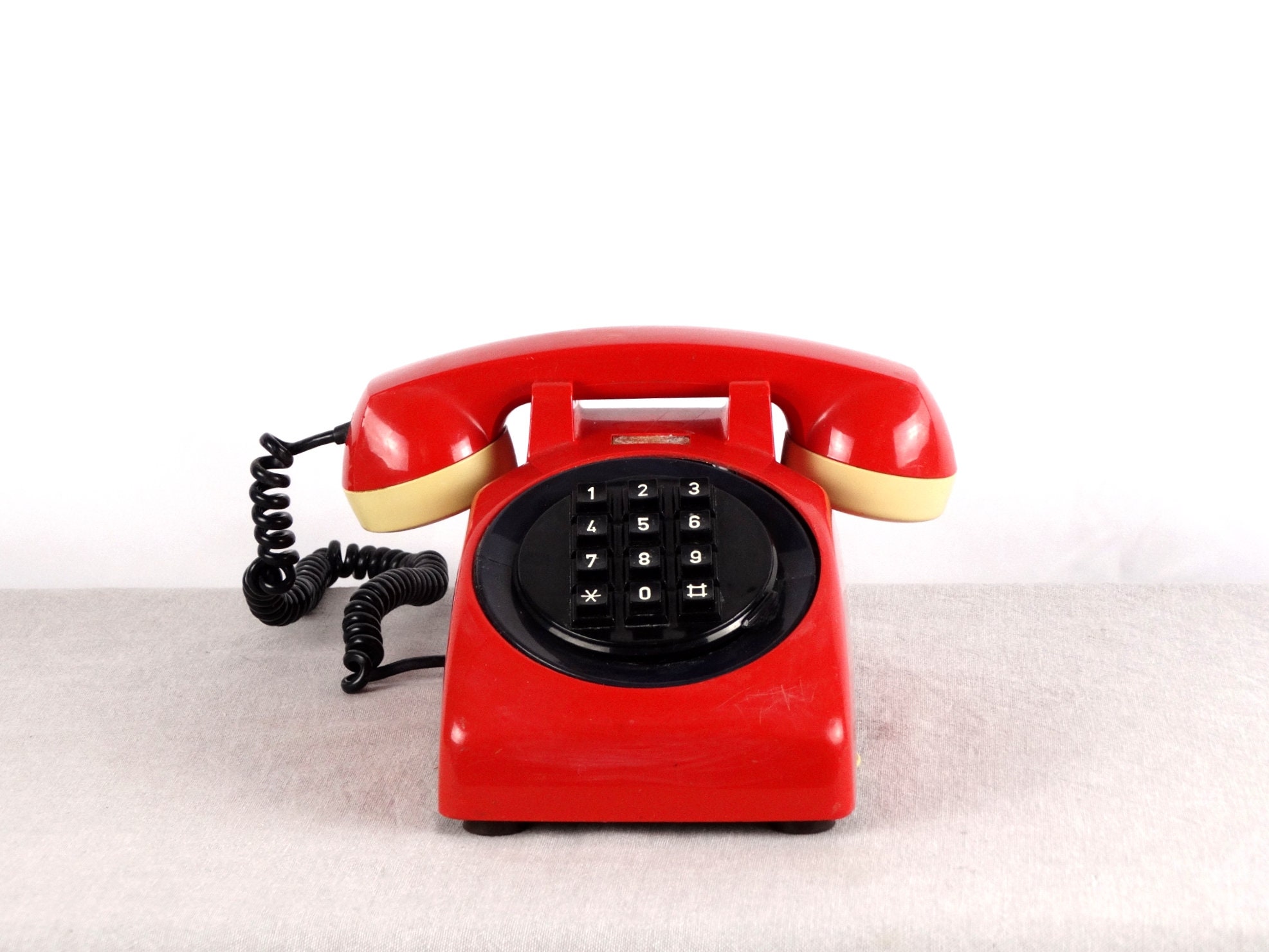 Красный телефон 12. Красный телефон. Красная телефонная трубка ретро. Мини телефон красный. Советский красный стационарный телефон с кнопками.