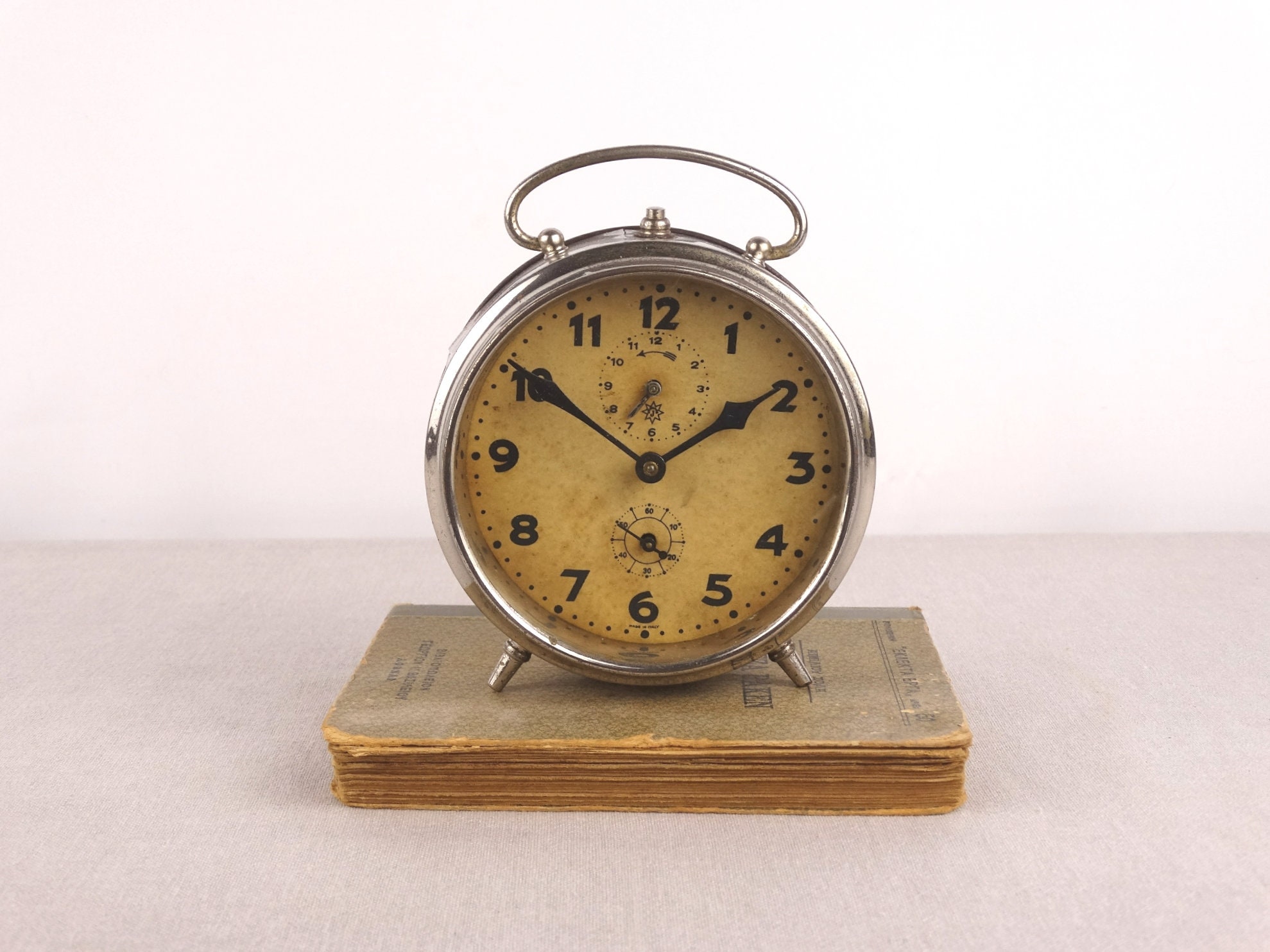 Италия часы время. Часы Юнгханс будильник. Старинные часы с маятником. Junghans секундомер настольный. Table Clock 17th Century.