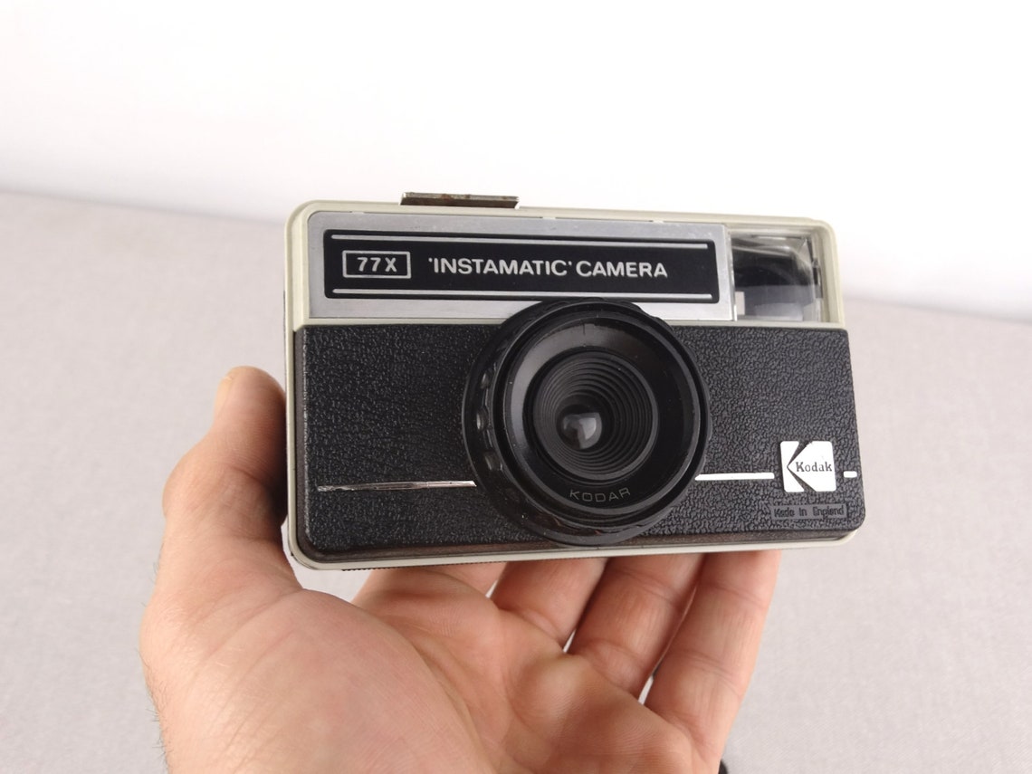 Appareil Photo Vintage Kodak 77x Instamatic, état Fonctionnel Avec Marques D'usage. Pour Les Amateurs De Photo Argentique Et De Retro. Un Vrai Morceau D'histoire à Collectionner Ou à Utiliser.