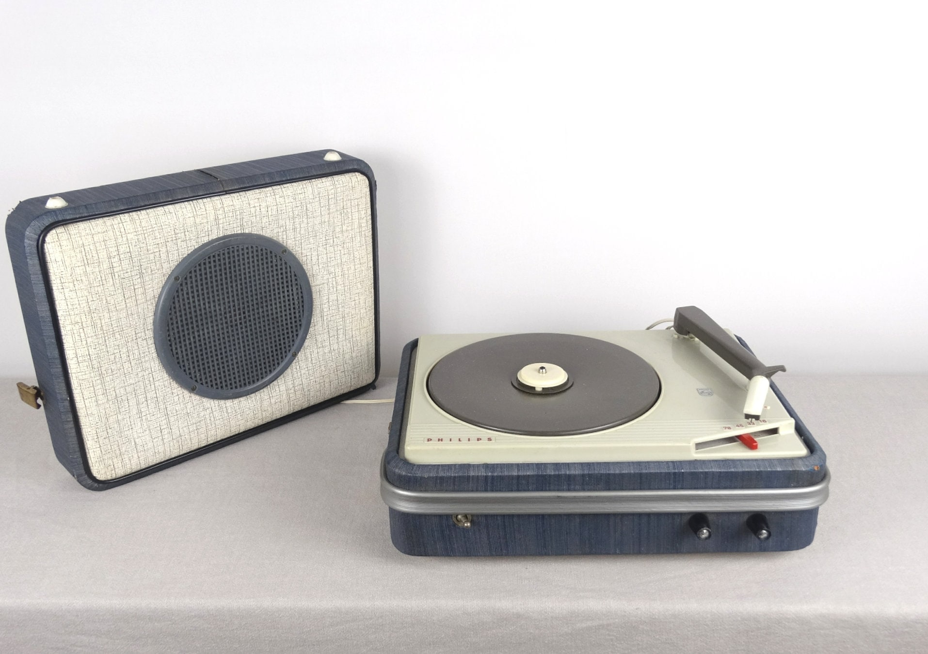 Tocadiscos vintage en maleta de Philips, años 50 en venta en Pamono