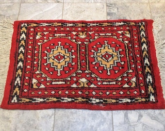 Vintage Hand Knotted Wool Oriental Rug: Red Medallion Design, Made in Pakistan