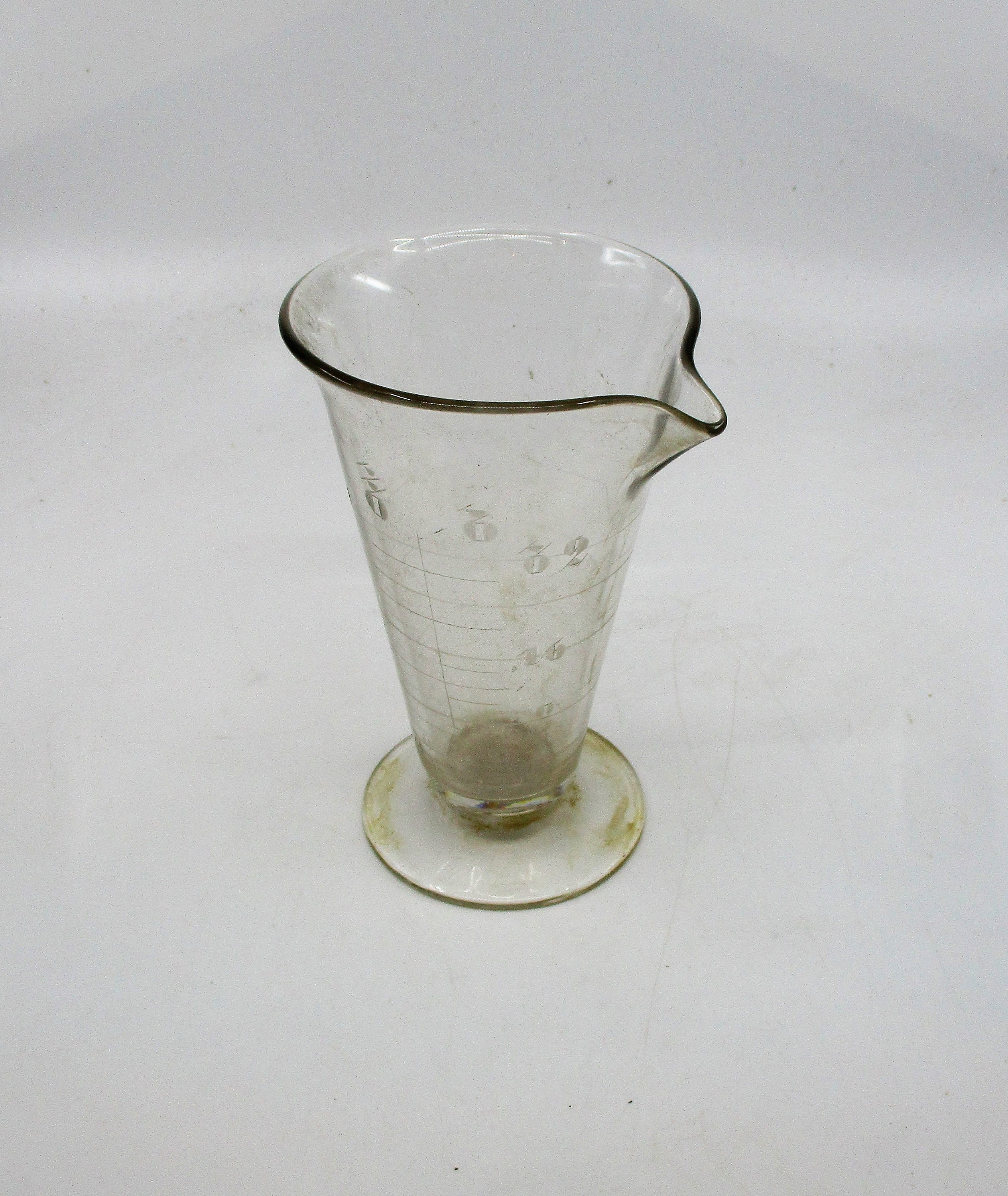 Vintage WHITALL TATUM Etched Glass Apothecary Footed Cup Measuring Beaker 8  oz 
