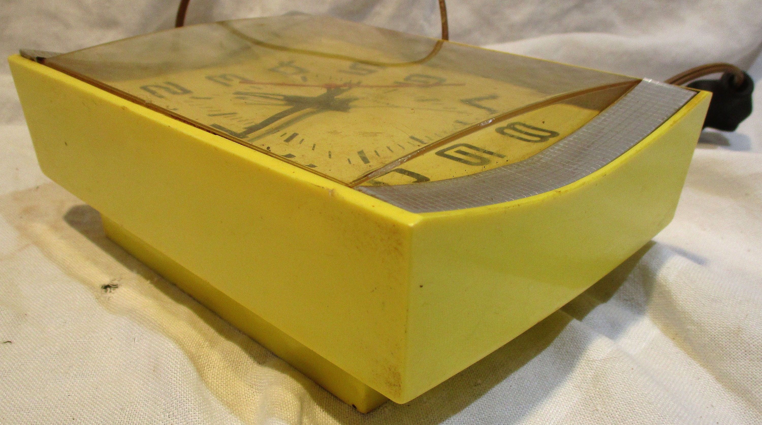 Telechron Wall Clock, Retro Mid Century Yellow General Electric