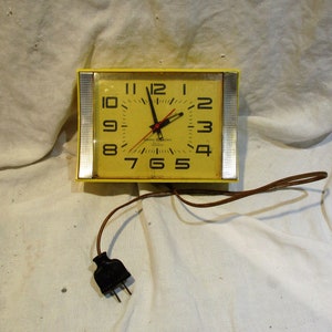 Telechron Wall Clock, Retro Mid Century Yellow General Electric, Retro Atomic Age Style, Works!
